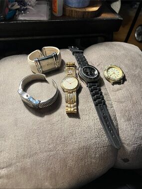 Gossip Black and Gold Men's Watch - 5 pieces  1687. None tested